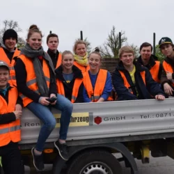 Helfende Jugendliche der Landshuter Pfarreien auf einem Sammelfahrzeug bei der Altkleidersammlung in Landshut