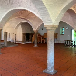 Gewölbesaal des Jugendhauses Veitsbuch mit offenem Kamin und Spüle