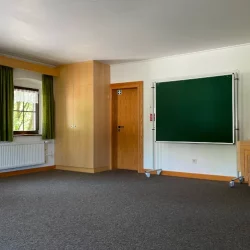 Konferenzraum im Jugendhaus Veitsbuch mit Whiteboard, Beamer und Flipchart