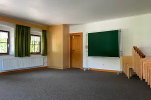 Konferenzraum im Jugendhaus Veitsbuch mit Whiteboard, Beamer und Flipchart
