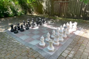 Gartenschachfeld des Jugendhauses Veitsbuch mit Schachfiguren